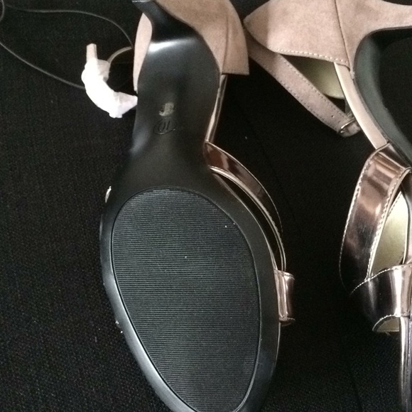 Woman’s Dressy Sandals - Picture 4 of 4